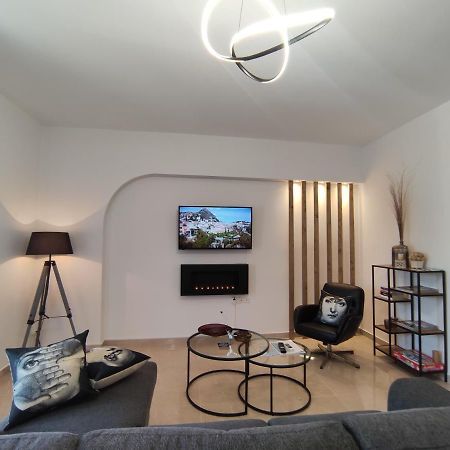 Grey Swan - Modern & Stylish Apartment With Private Parking Volos Exterior photo