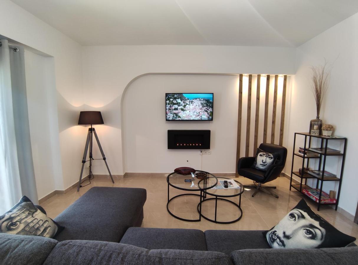 Grey Swan - Modern & Stylish Apartment With Private Parking Volos Exterior photo
